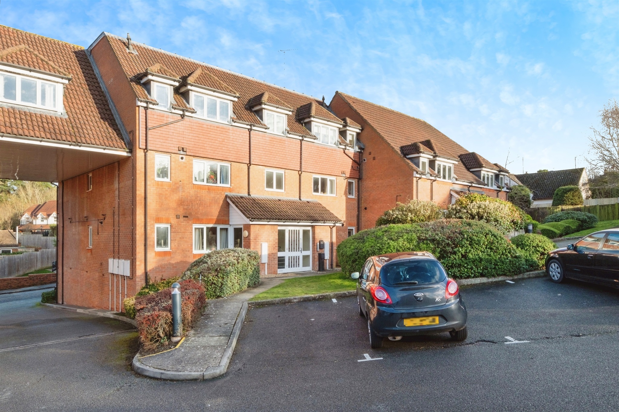 2-bed flat on Flat 10, Iver Court, Lenborough Road, Buckingham, £179,950