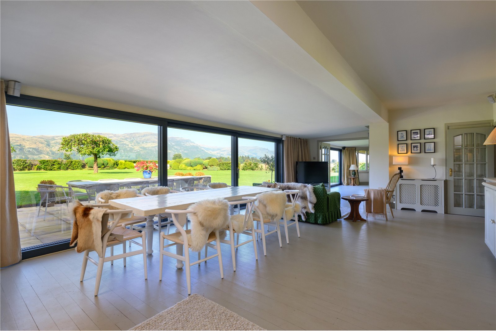 6 bedroom detached house for sale 0