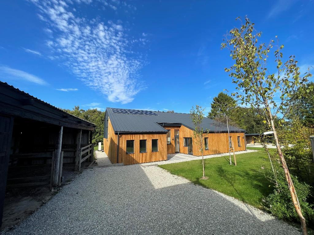 6 bedroom detached house for sale 0