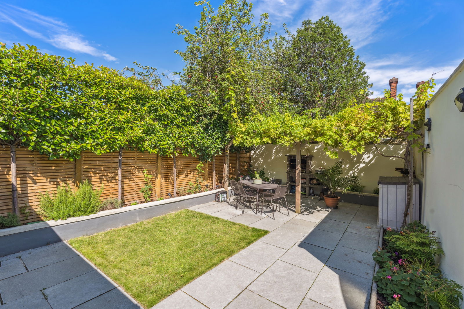 4 bedroom semi-detached house for sale 0