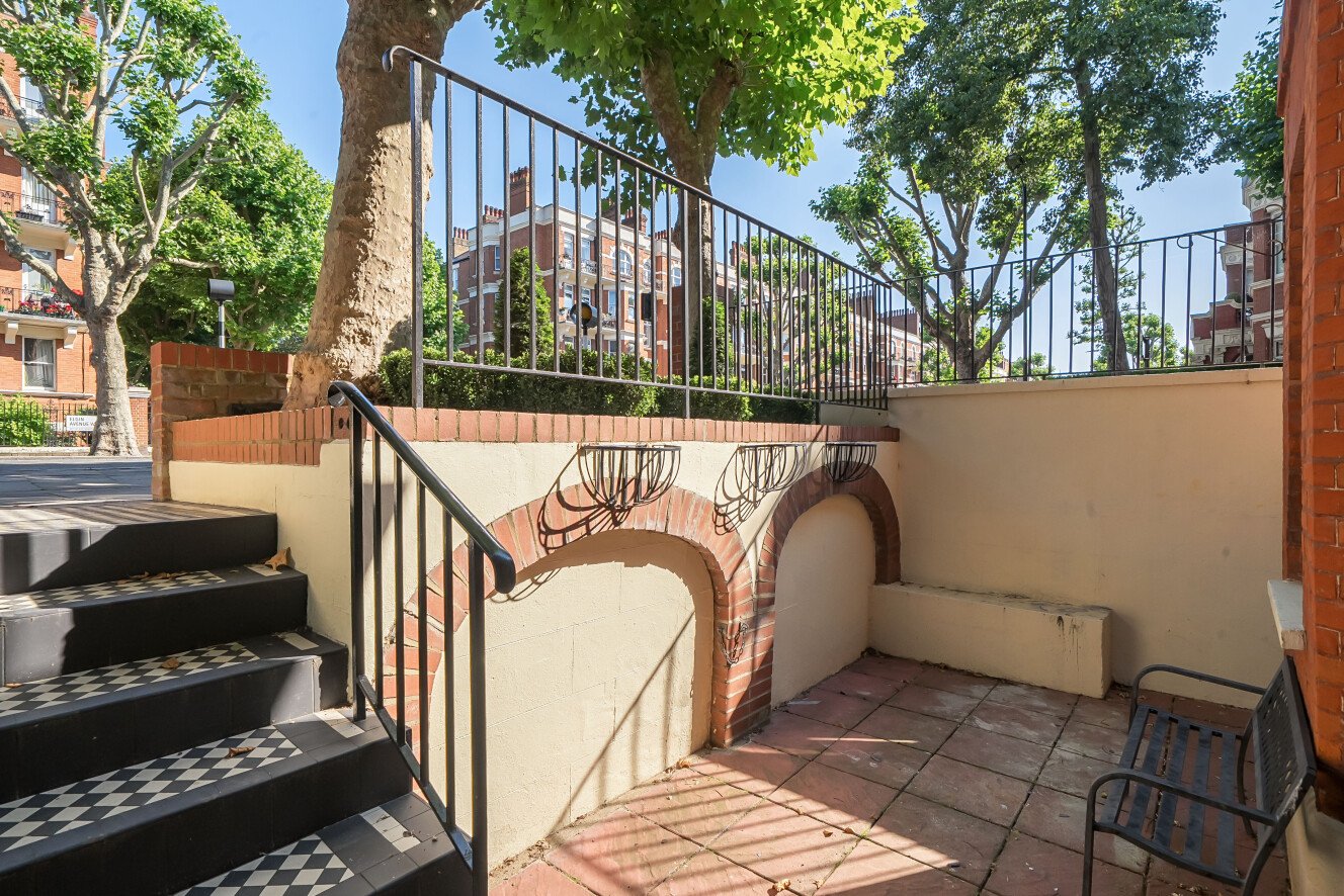 4 bedroom flat for sale 0