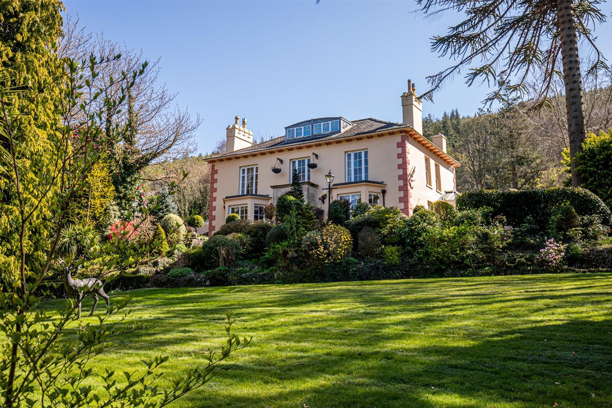6 bedroom detached house for sale 0