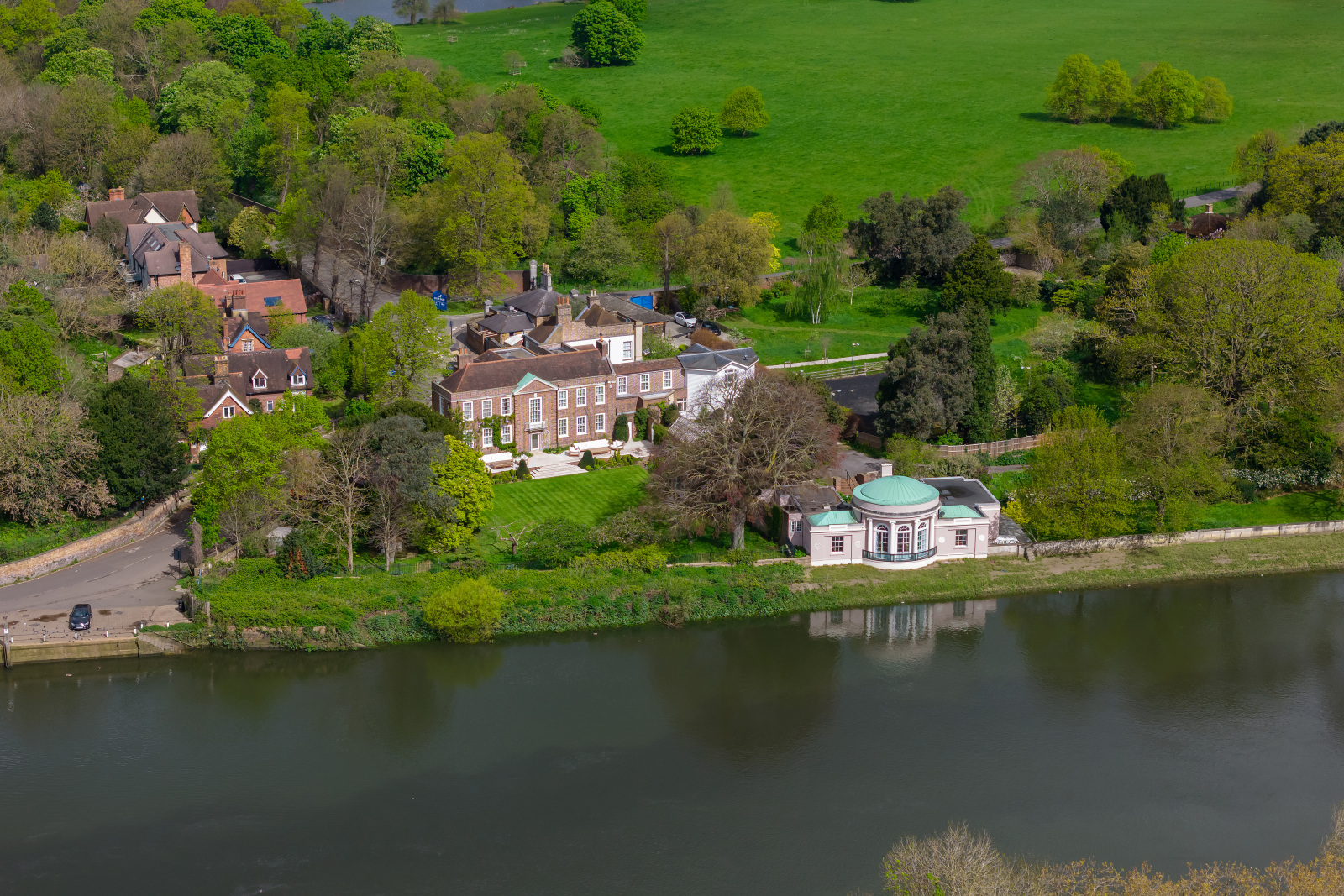 8 bedroom detached house for sale 0