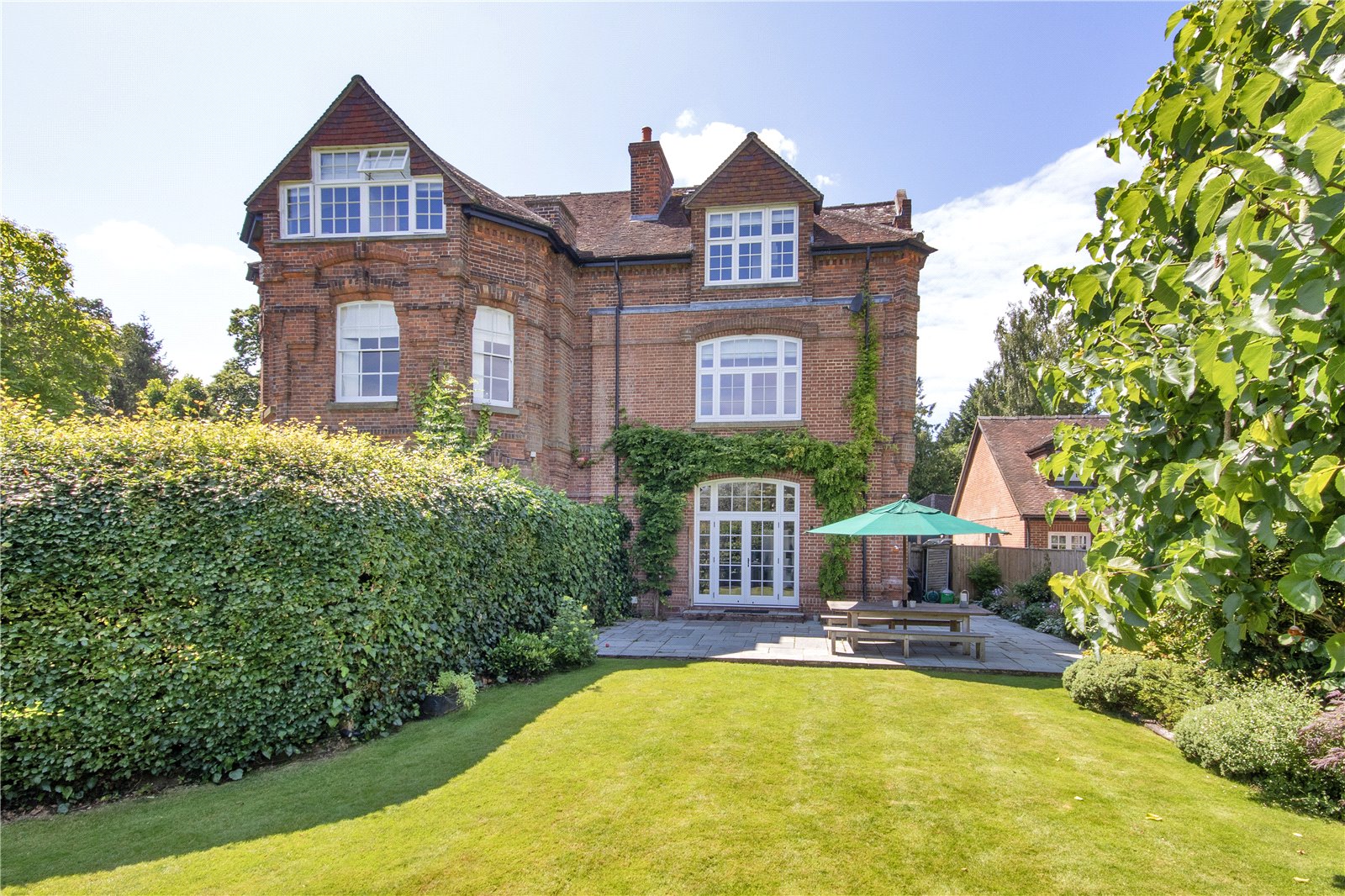 4 bedroom semi-detached house for sale 0