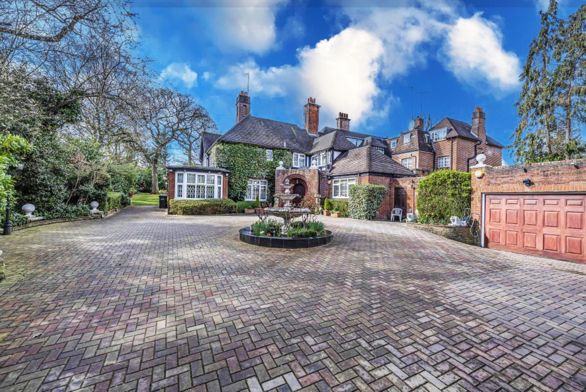 5 bedroom detached house for sale 0