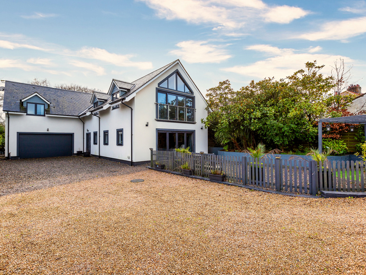 4 bedroom detached house for sale 0