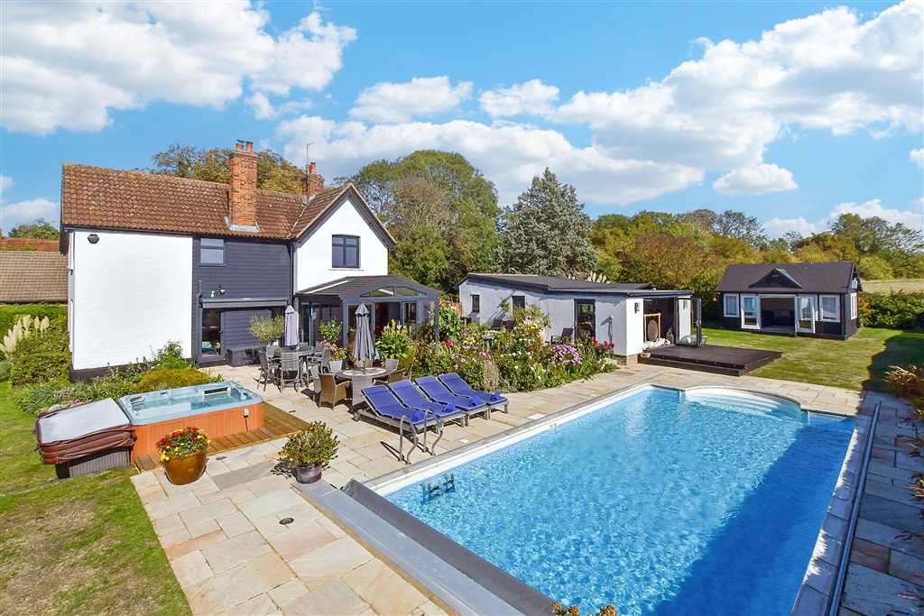 4 bedroom detached house for sale 0