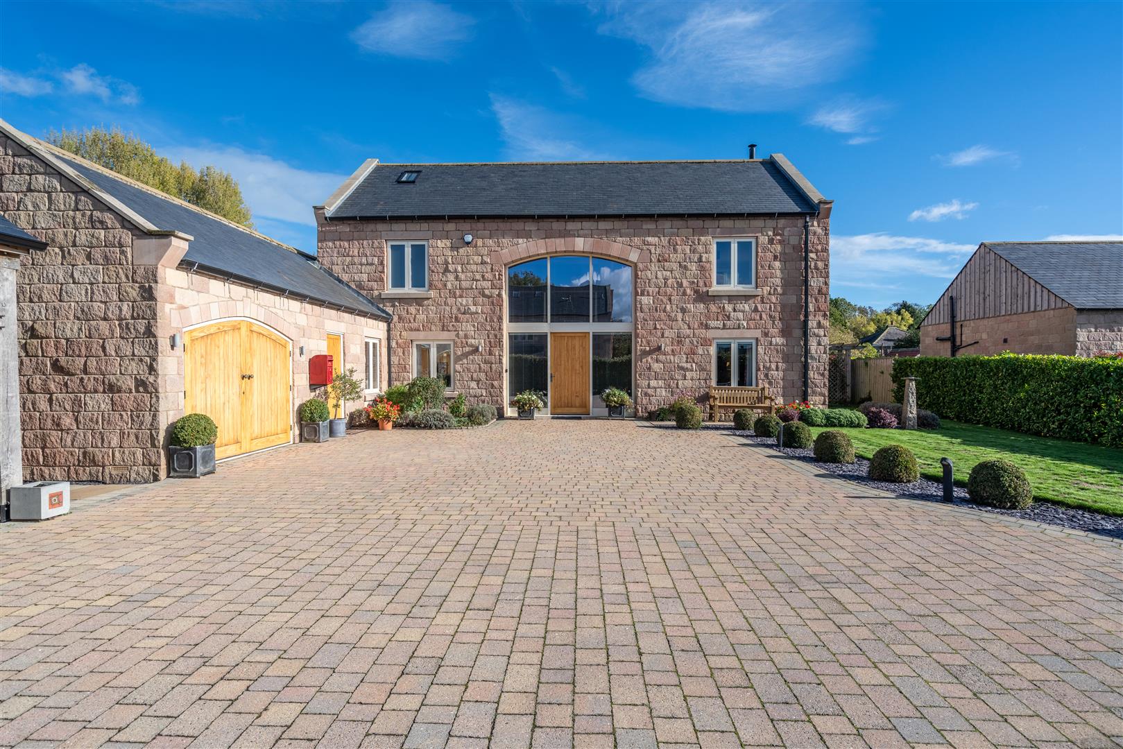 6 bedroom detached house for sale