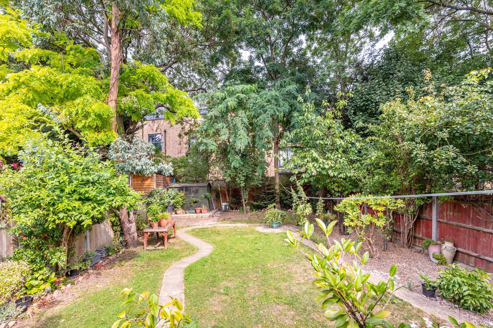 3 bedroom detached house for sale in Guildford