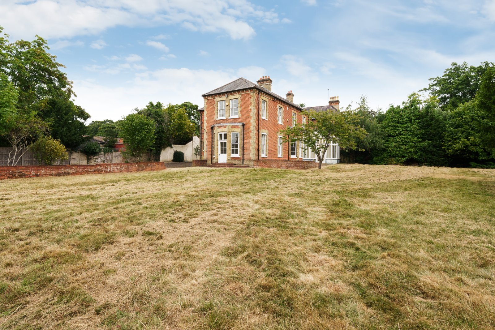 4 bedroom semi-detached house for sale 0