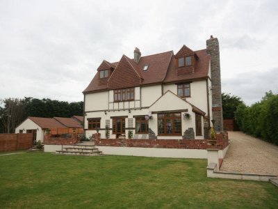 5 bed Detached House