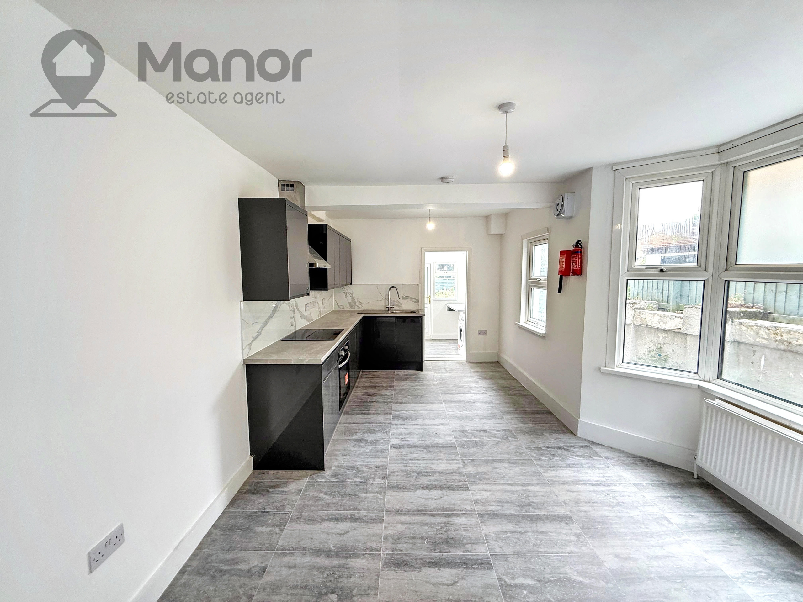 4-bed house on 127 Browning Road, London, £2,700/mo