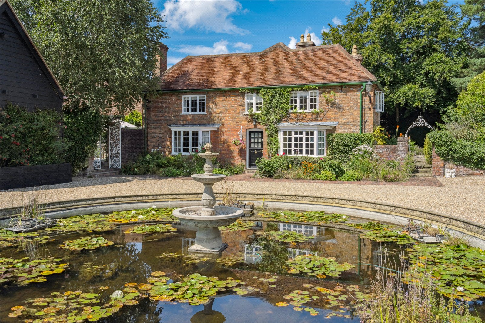 6 bedroom detached house for sale 0