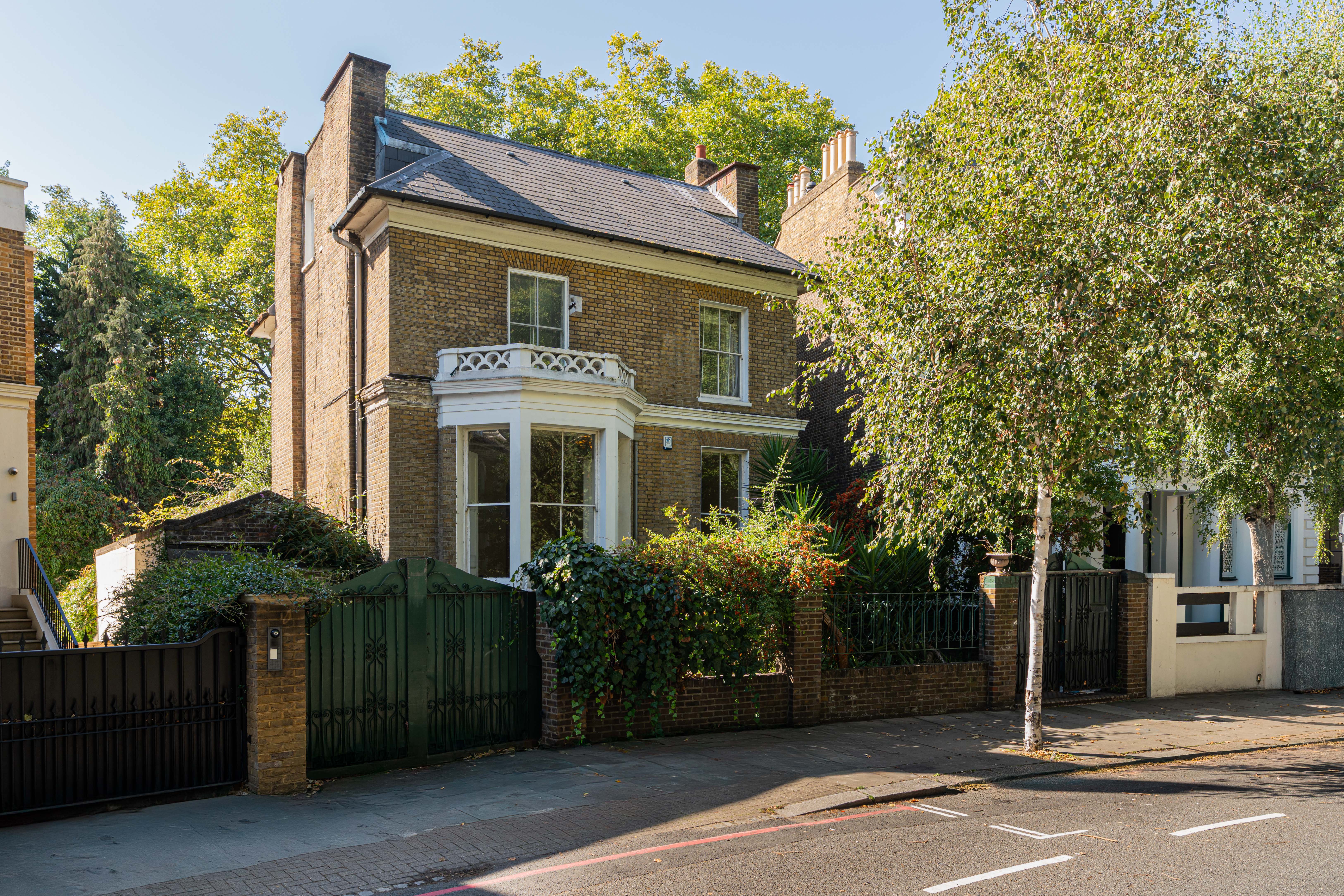 8 bedroom town house for sale 0