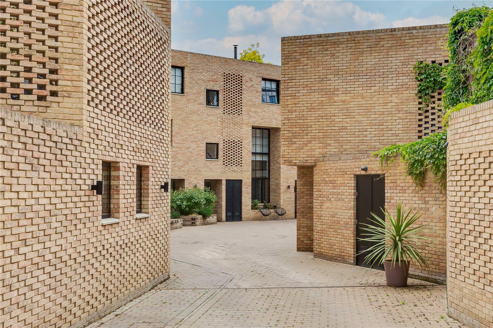 4 bedroom terraced house for sale 0