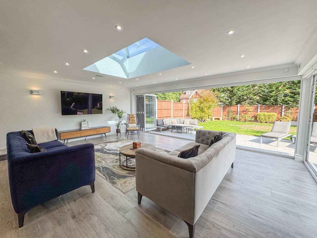 6 bedroom detached house for sale 0