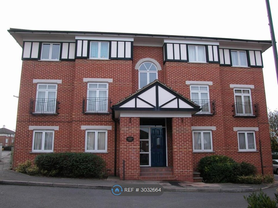 Frensham Crt, Alwyn Gardens, London photo 2