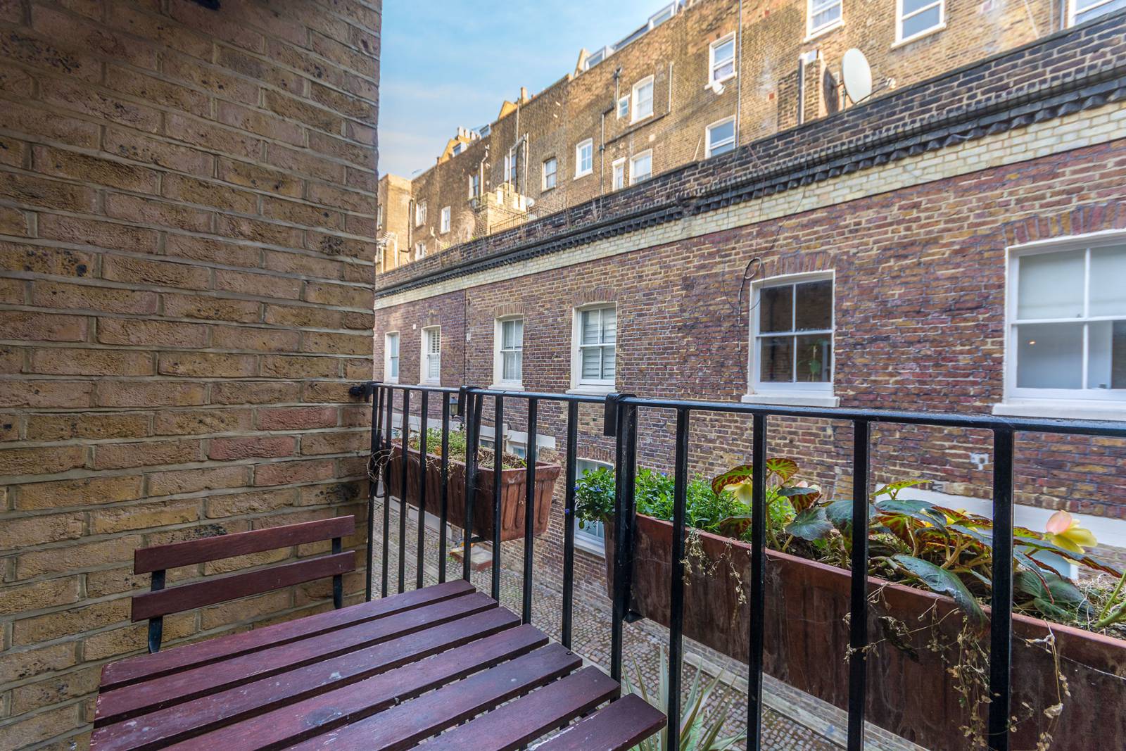 3 bedroom flat for sale in London
