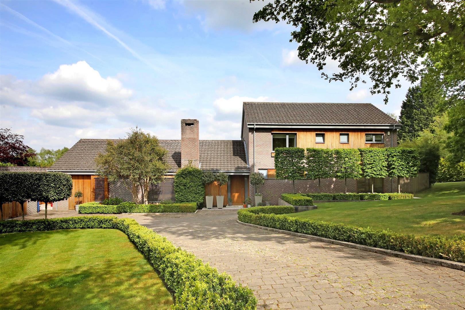 6 bedroom detached house for sale 0
