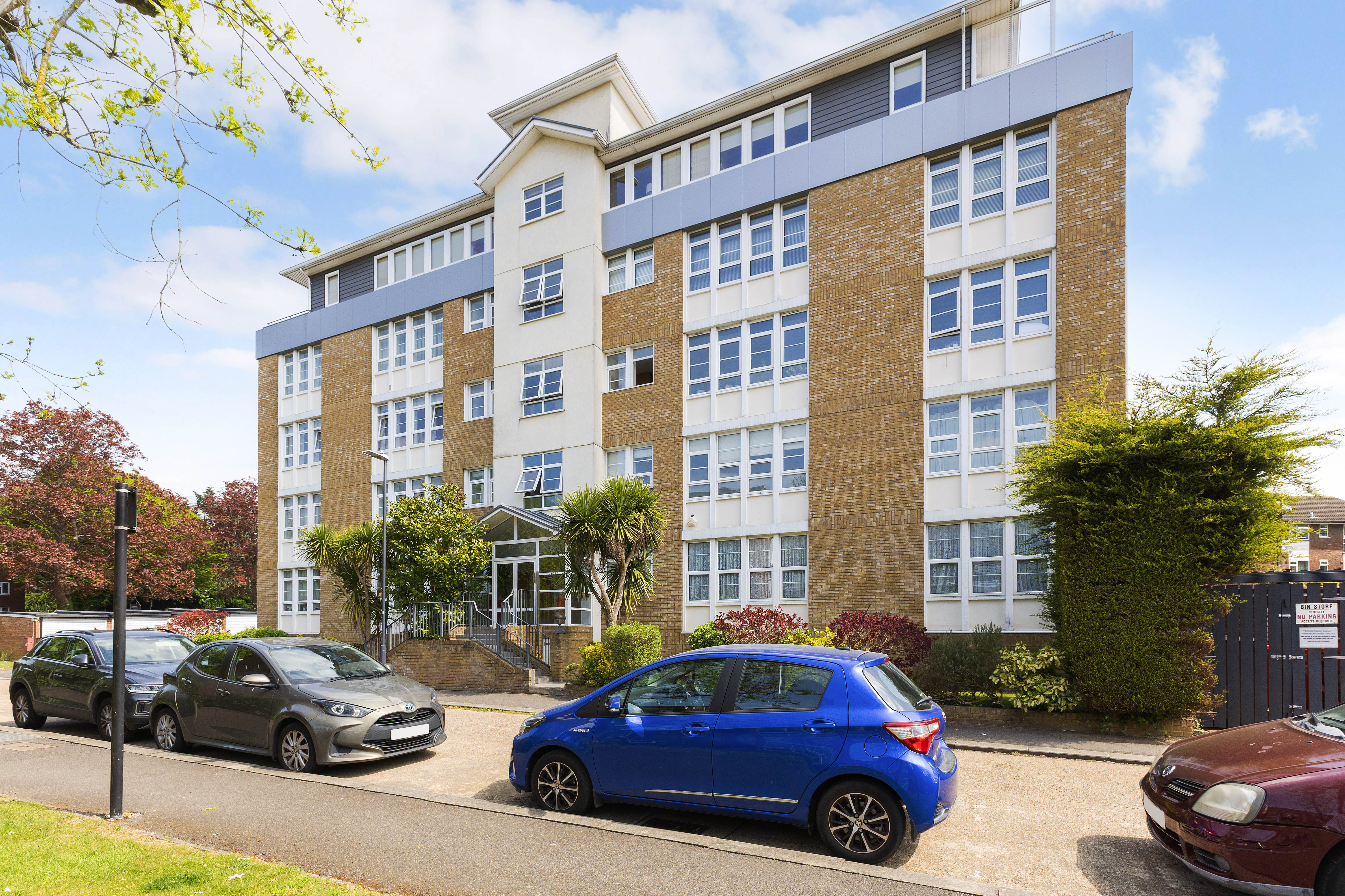 3 bedroom flat for sale 0