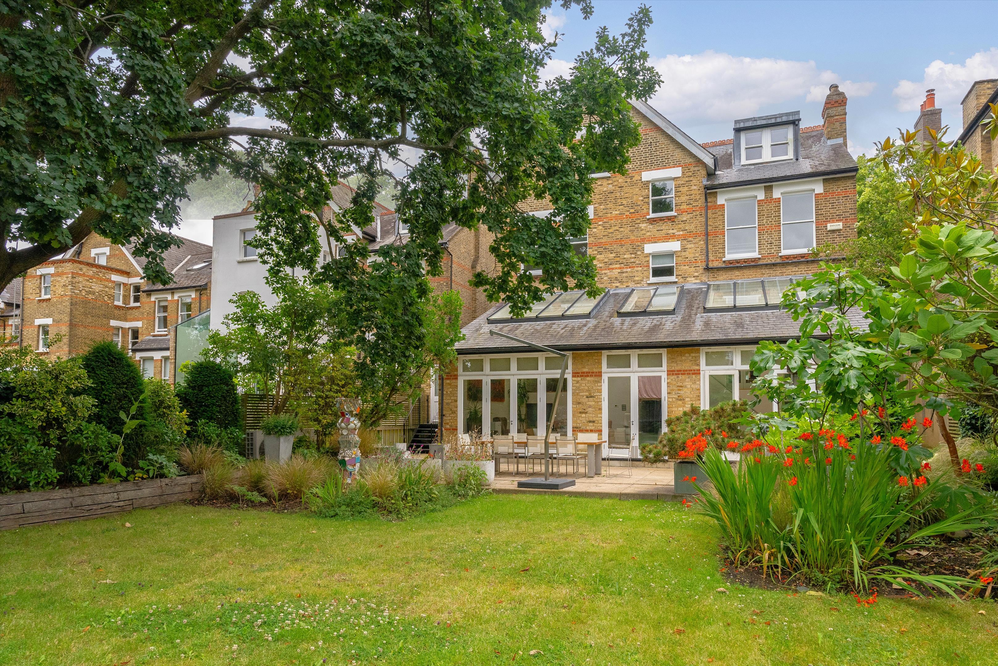 6 bedroom detached house for sale 0