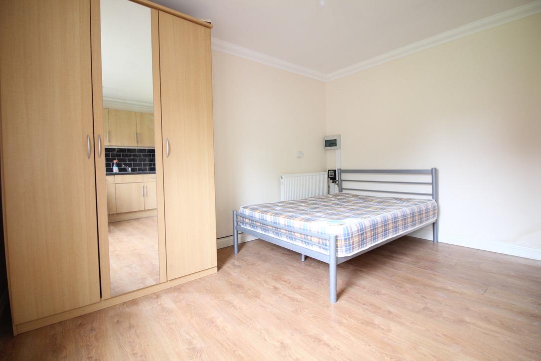 998h, Sparrow Farm Drive, Feltham photo 5