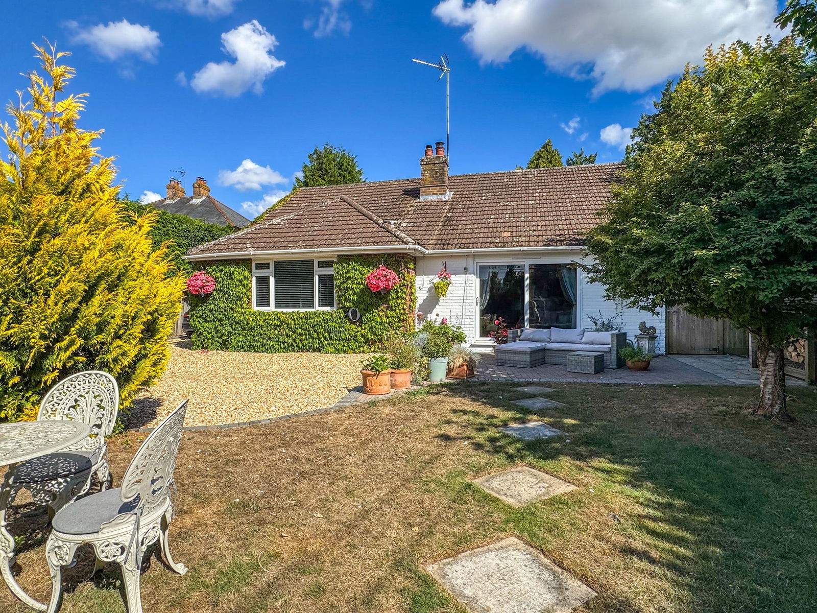 3 bedroom detached house for sale in Guildford