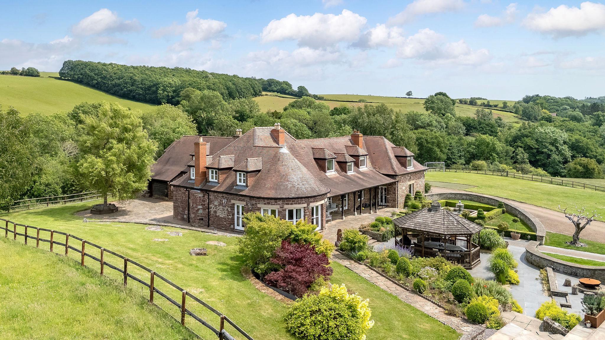 6 bedroom detached house for sale 0