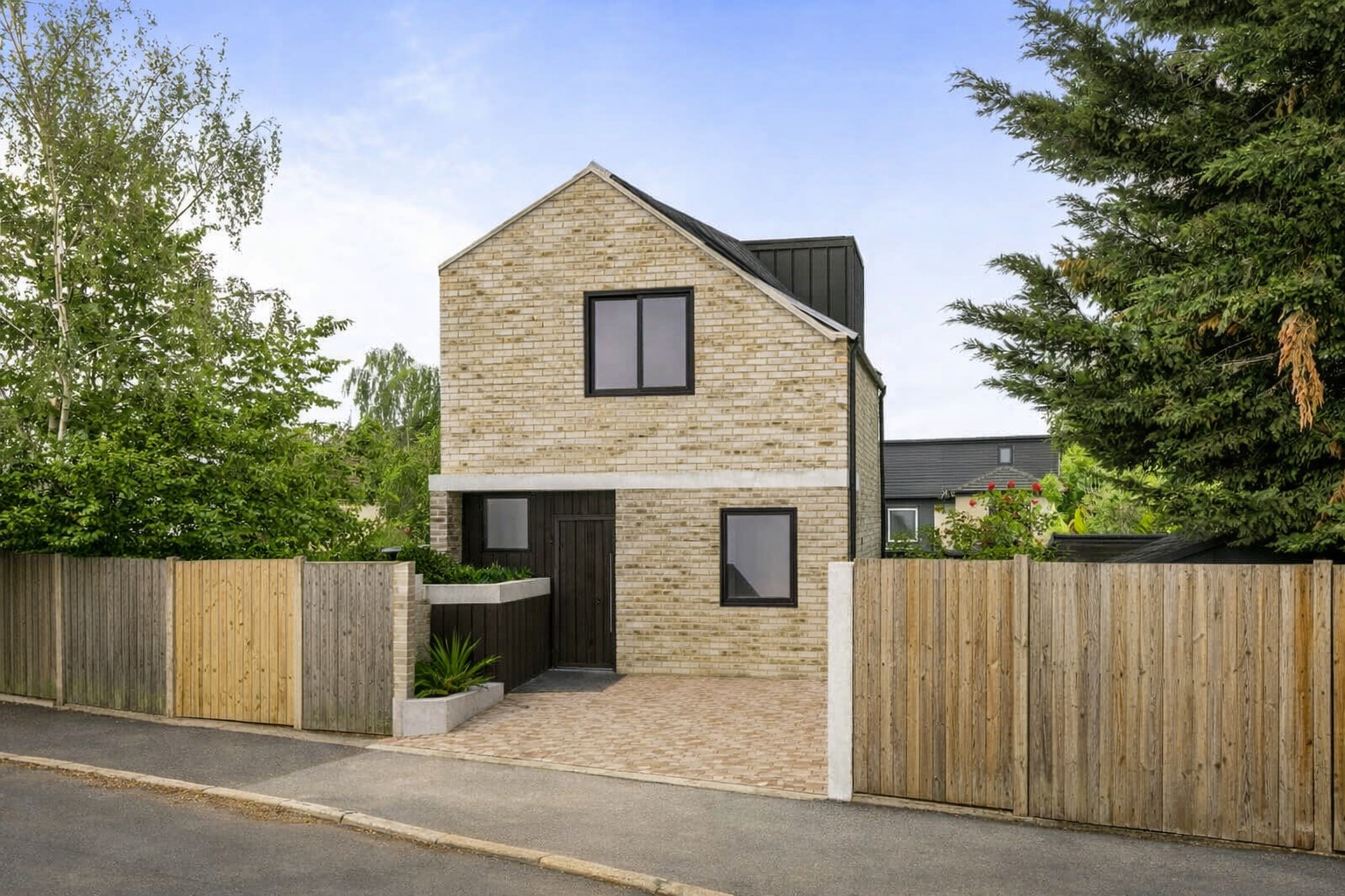 18 Bazalgette Close, New Malden, Surrey photo 4