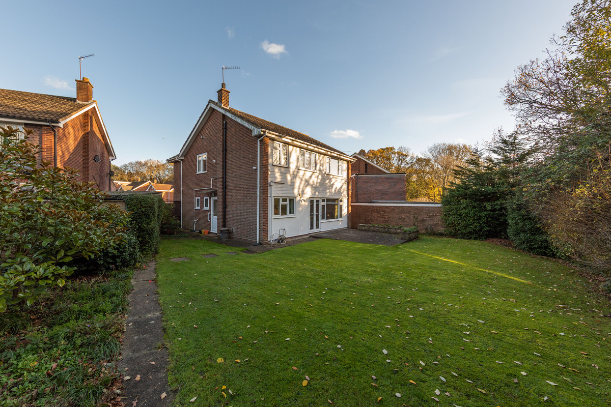 10, Lodge Close, Chigwell photo 4