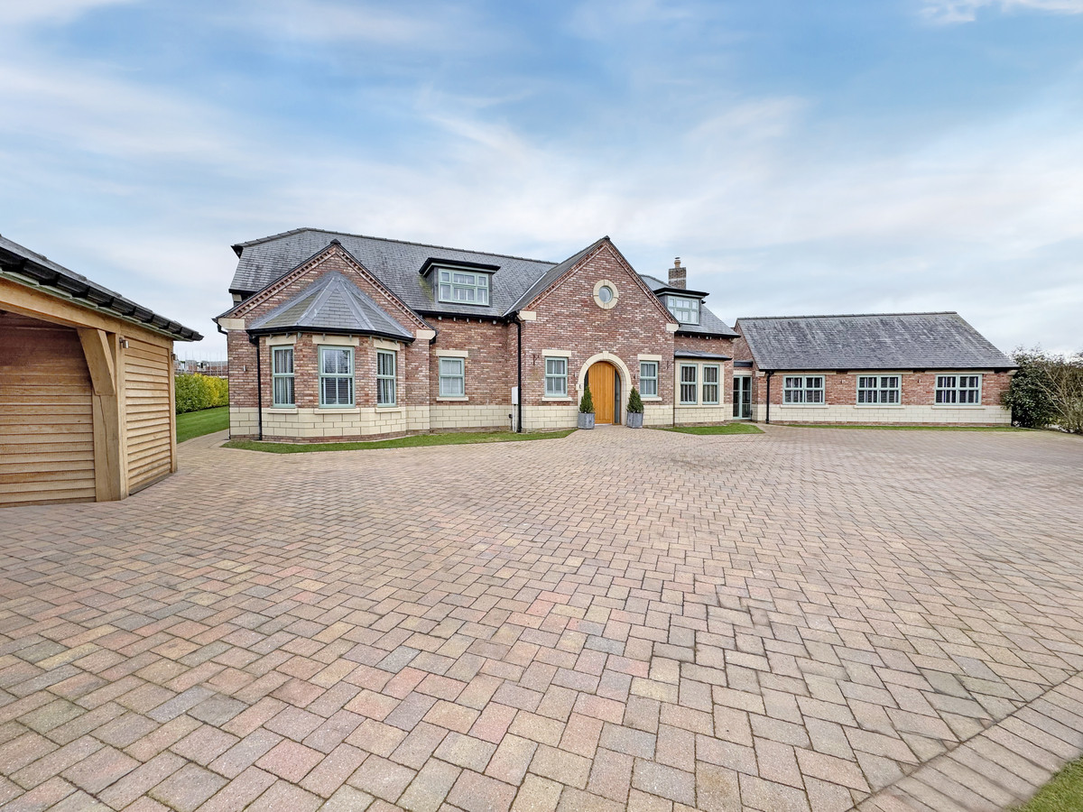 3 bedroom flat for sale in London