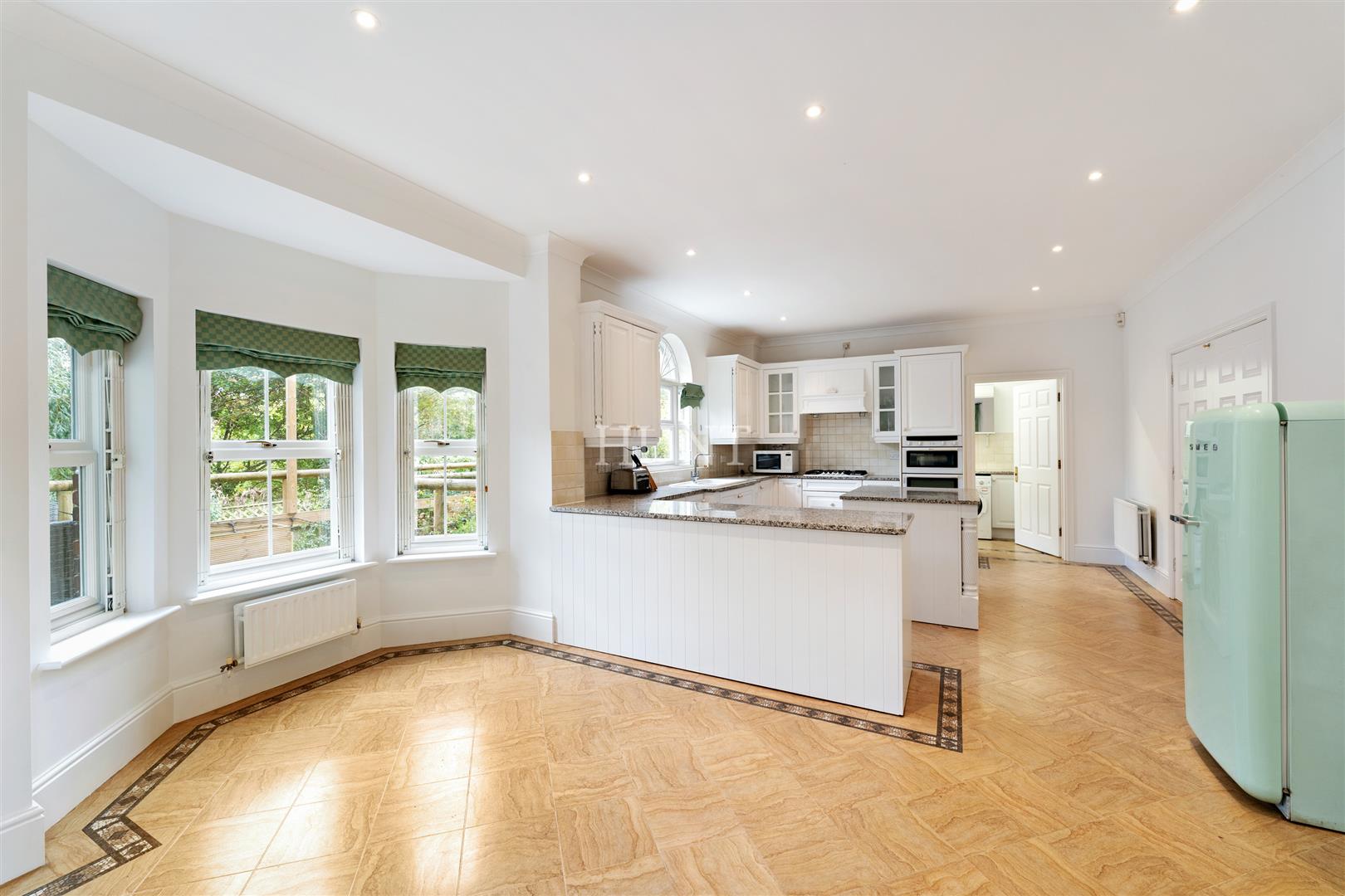 6 bedroom detached house for sale 0