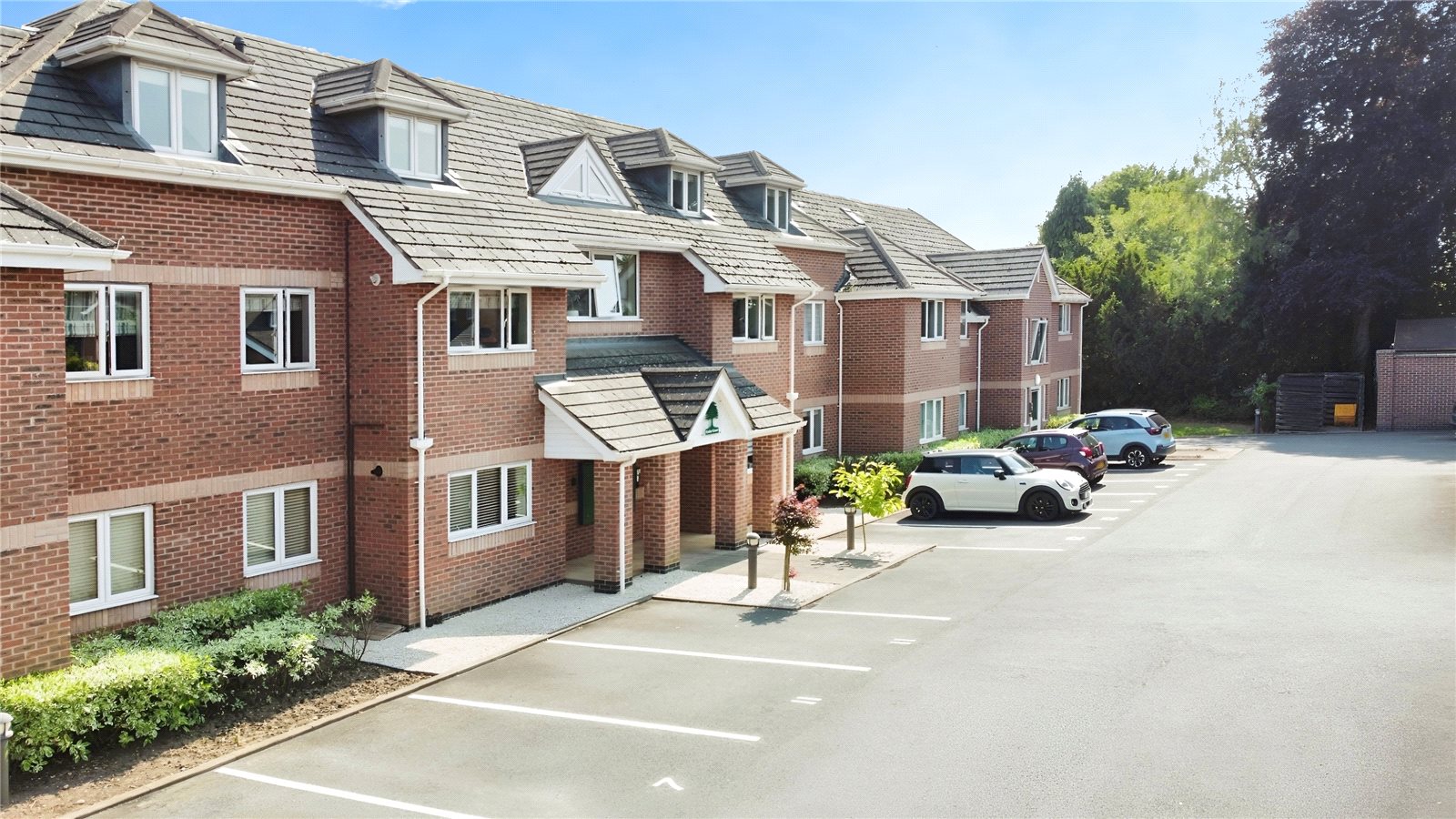 3-bed flat on Flat 11, Cedars Court,, Ward Close, Leicester, £340,000