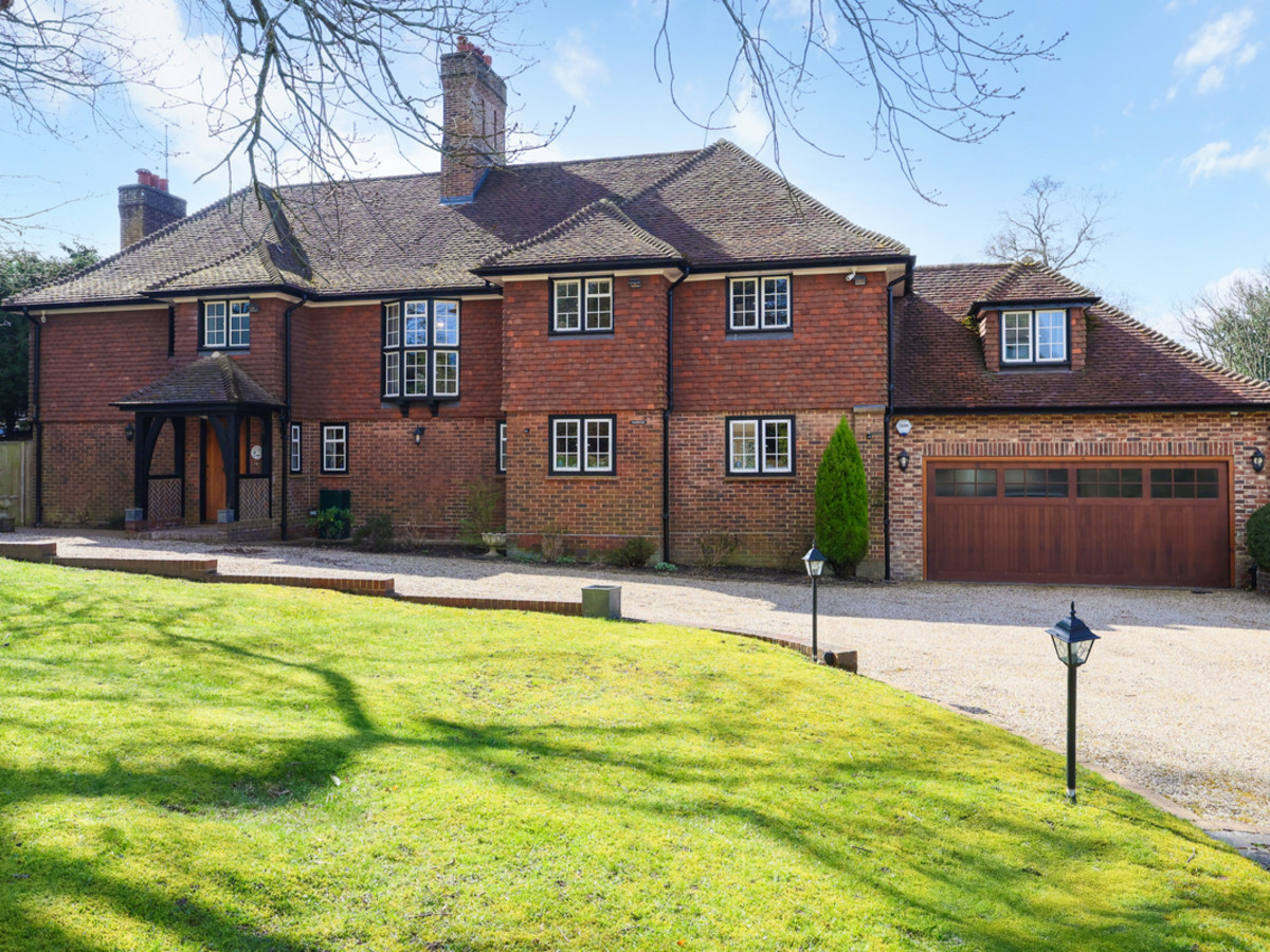 6 bedroom detached house for sale 0