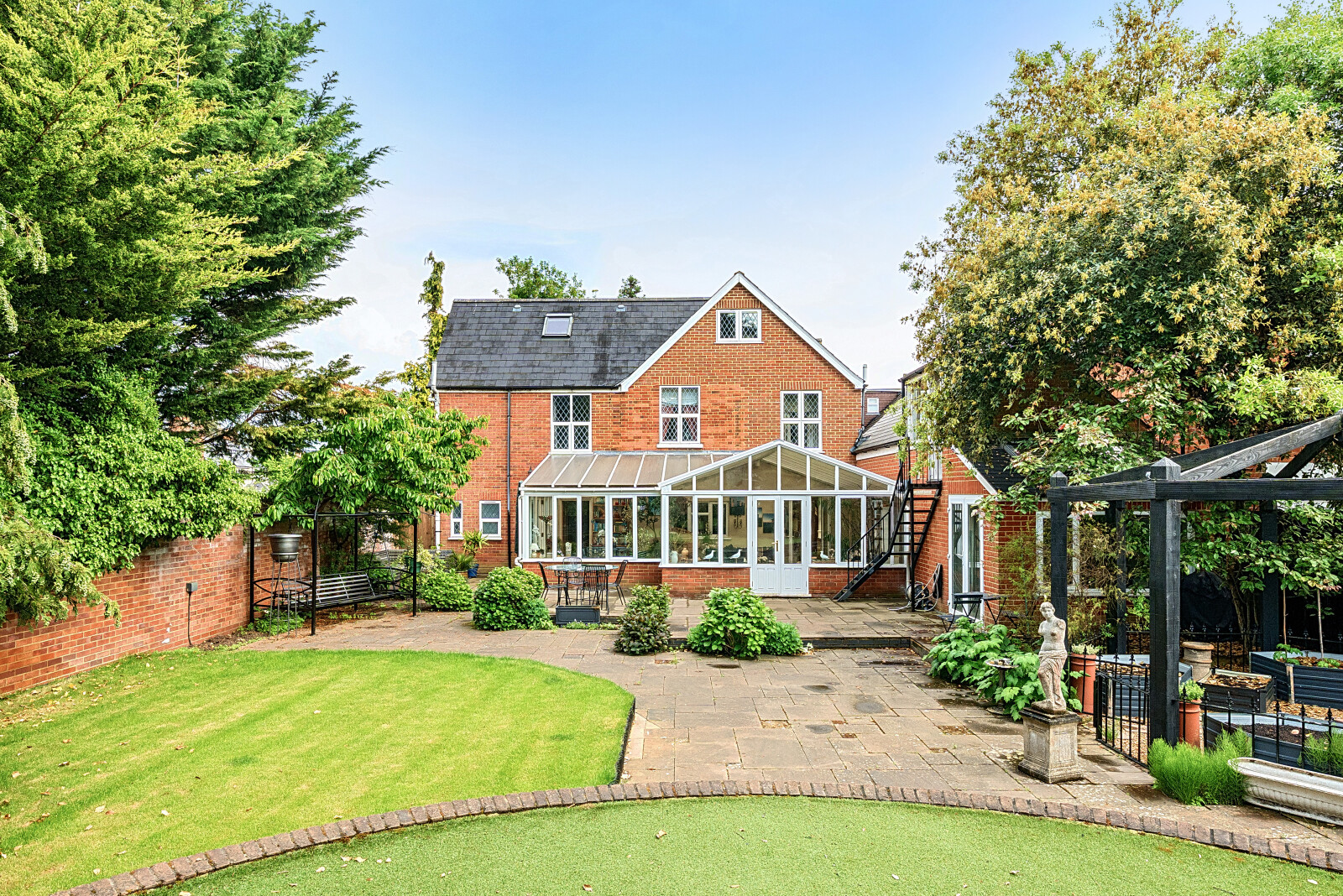 6 bedroom semi-detached house for sale 0