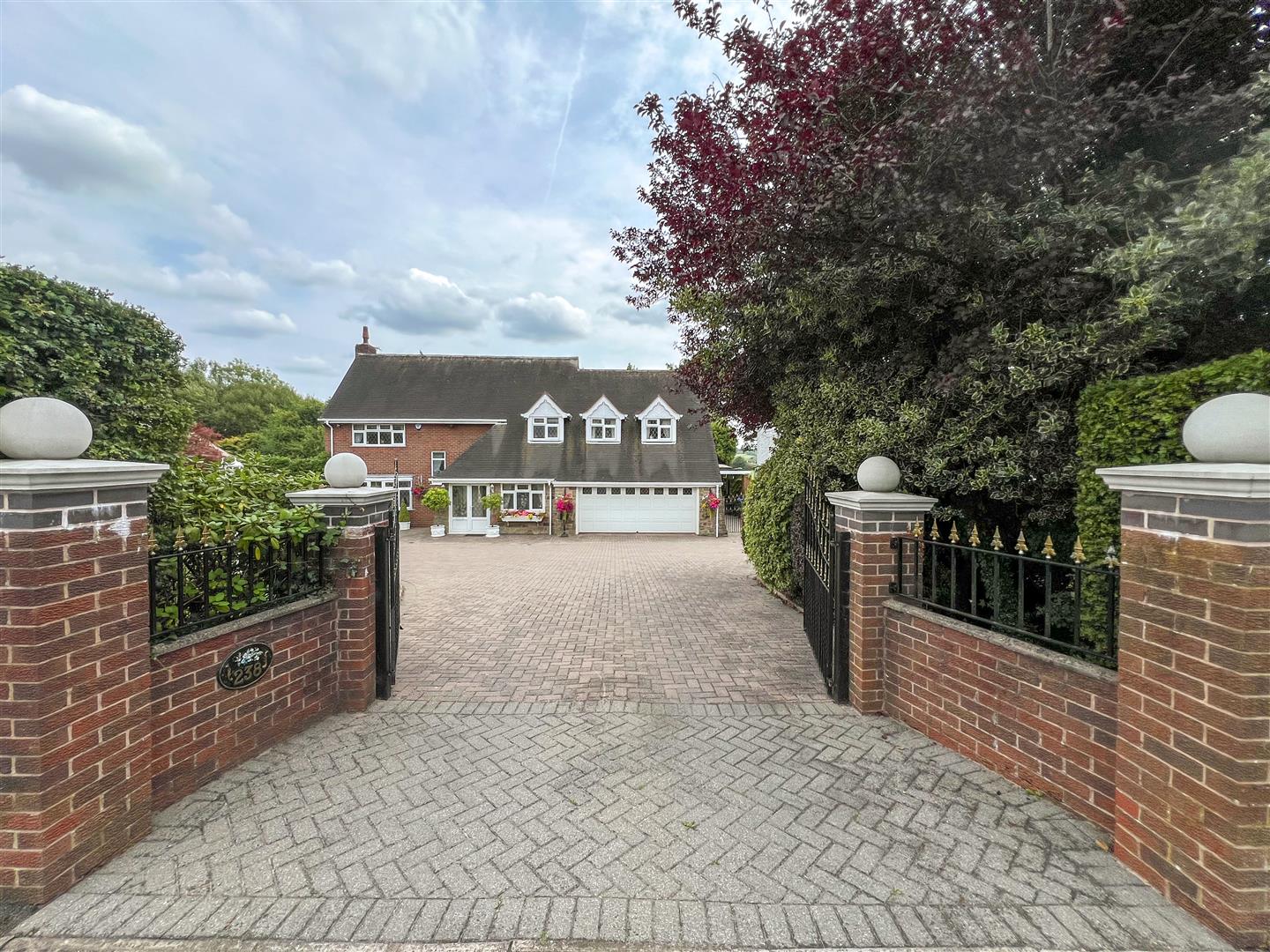 4 bed detached house for sale in Stoke-On-Trent ST2 – £580,000