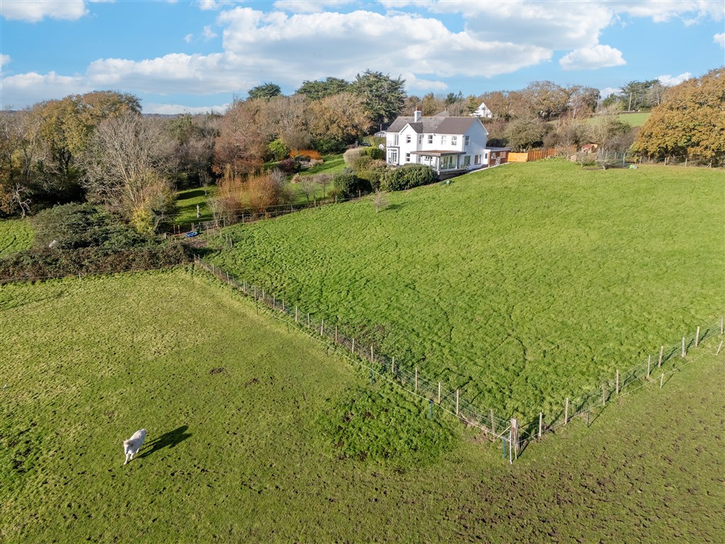 6 bedroom detached house for sale 0