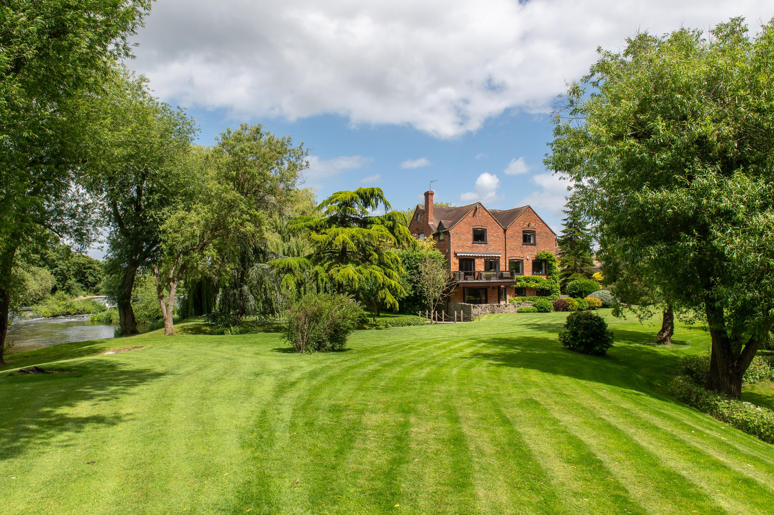 5 bedroom detached house for sale 0