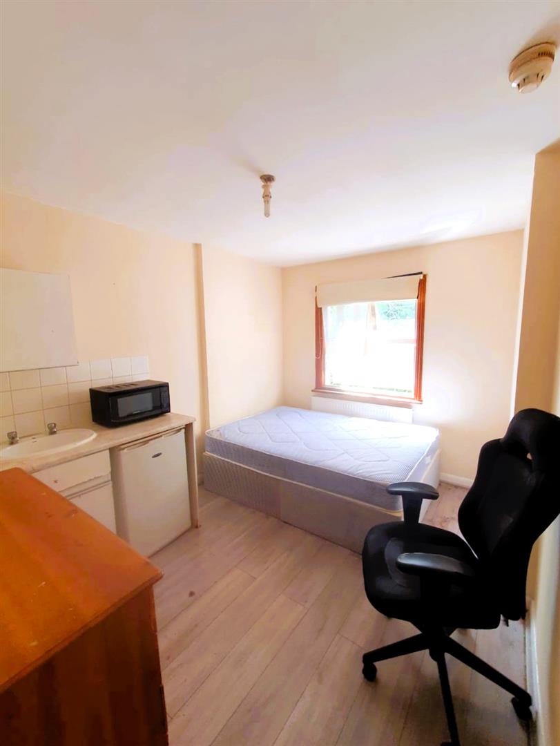 room 3, 22, Townsend Road, London photo 2