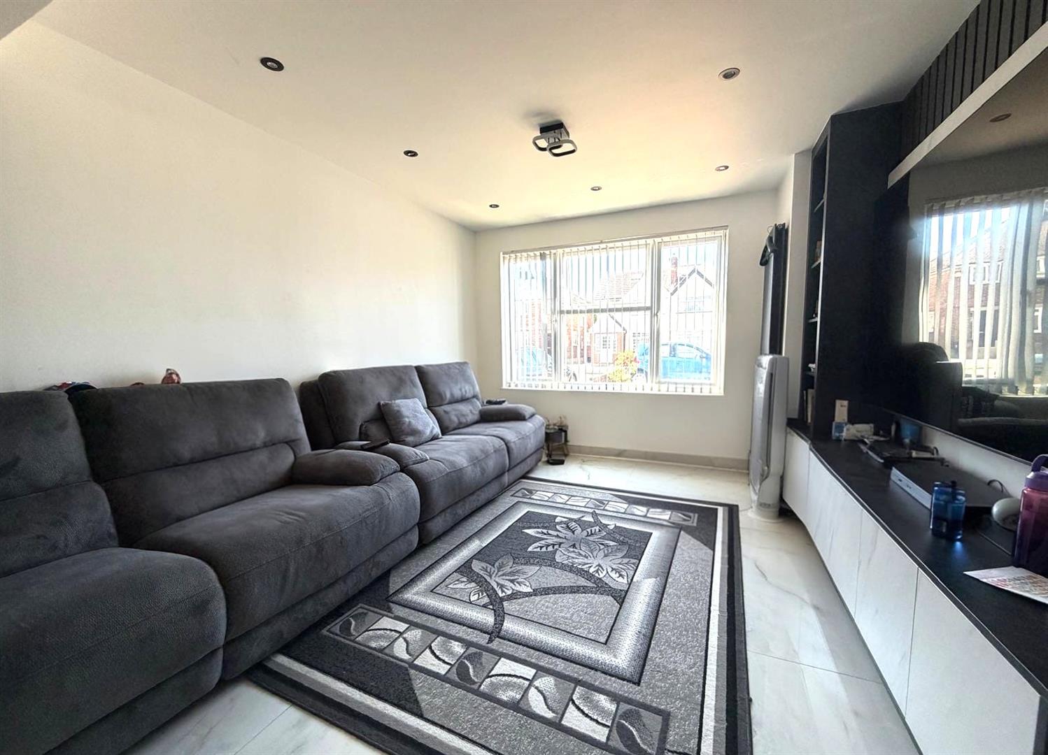 25, Wentworth Crescent, Hayes photo 4