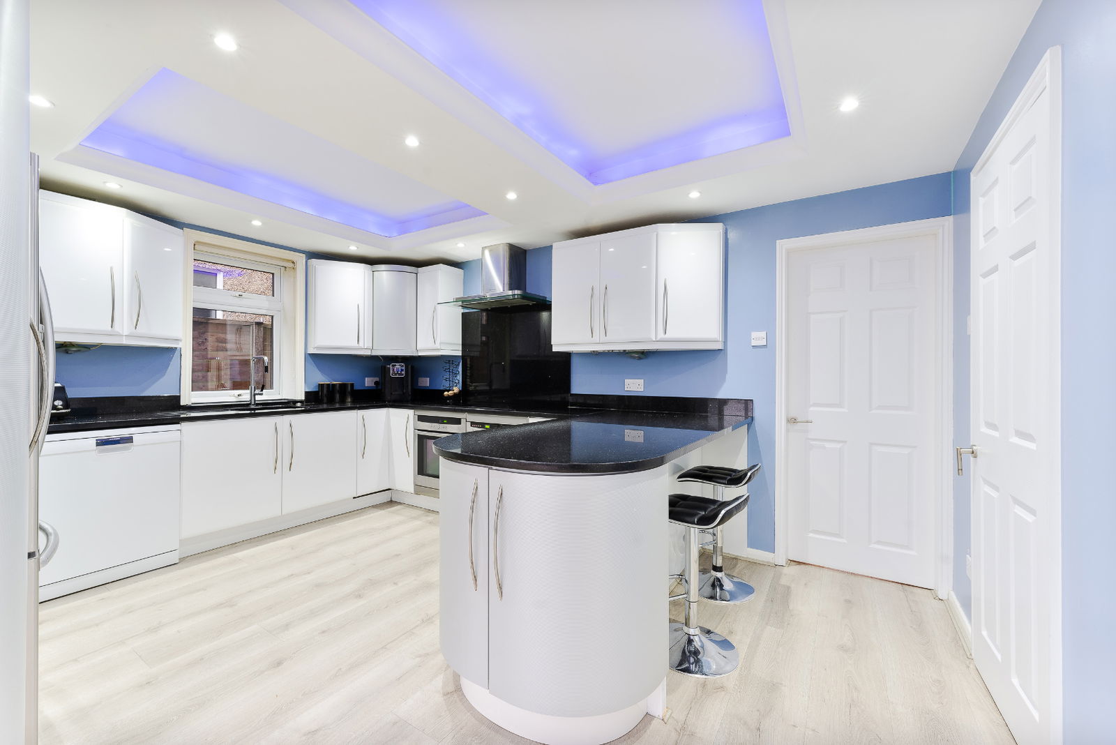 6 bedroom detached house for sale 0