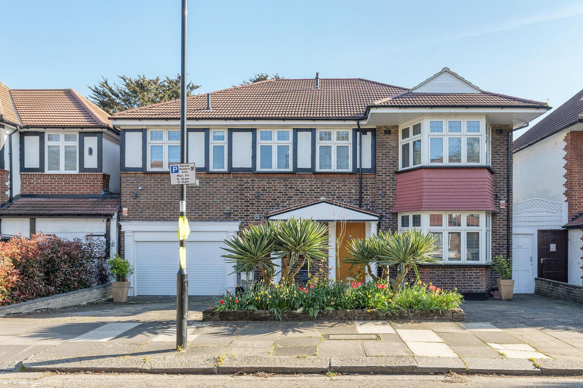 6 bedroom detached house for sale 0