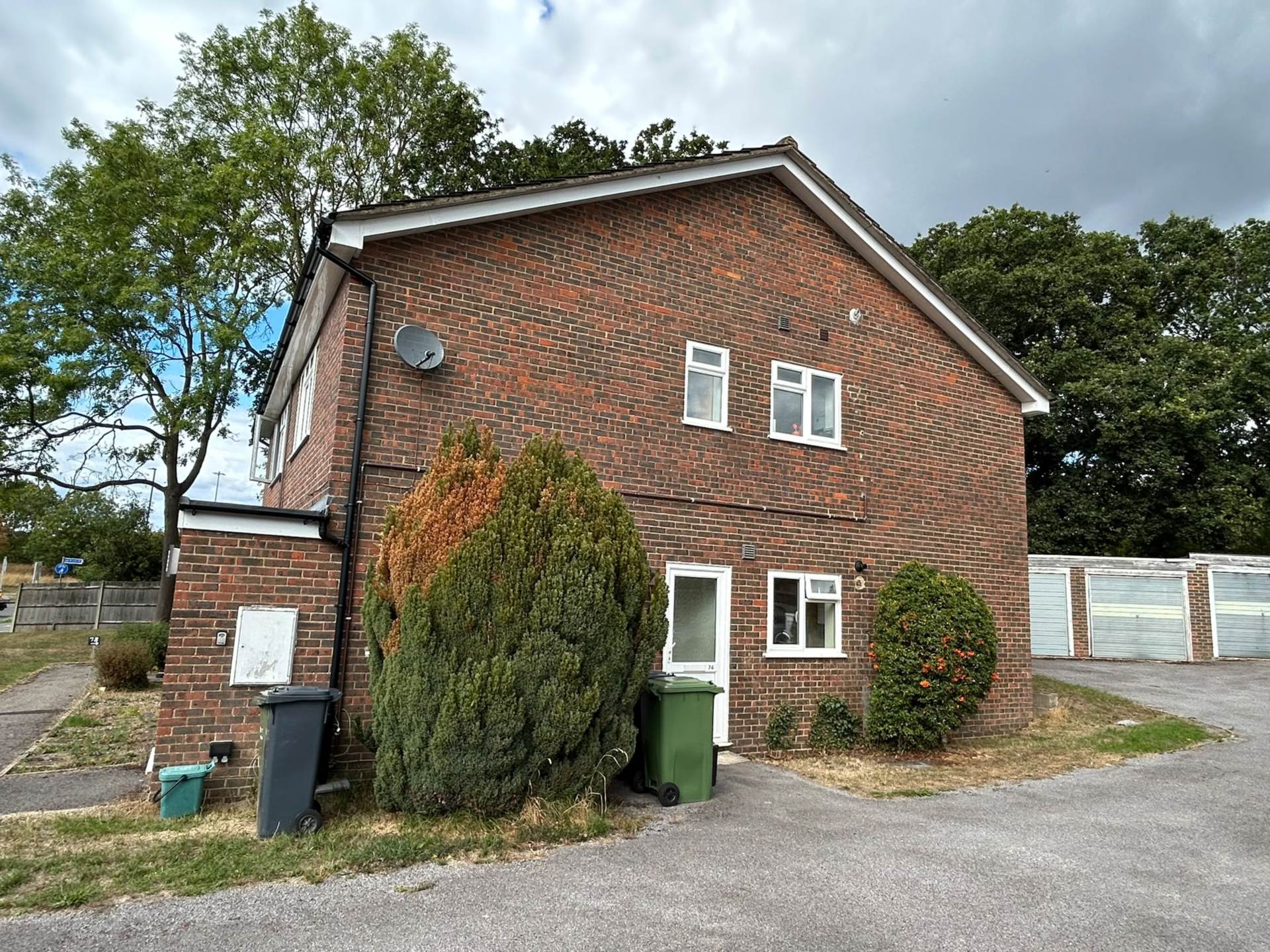 74, The Chase, Guildford photo 4