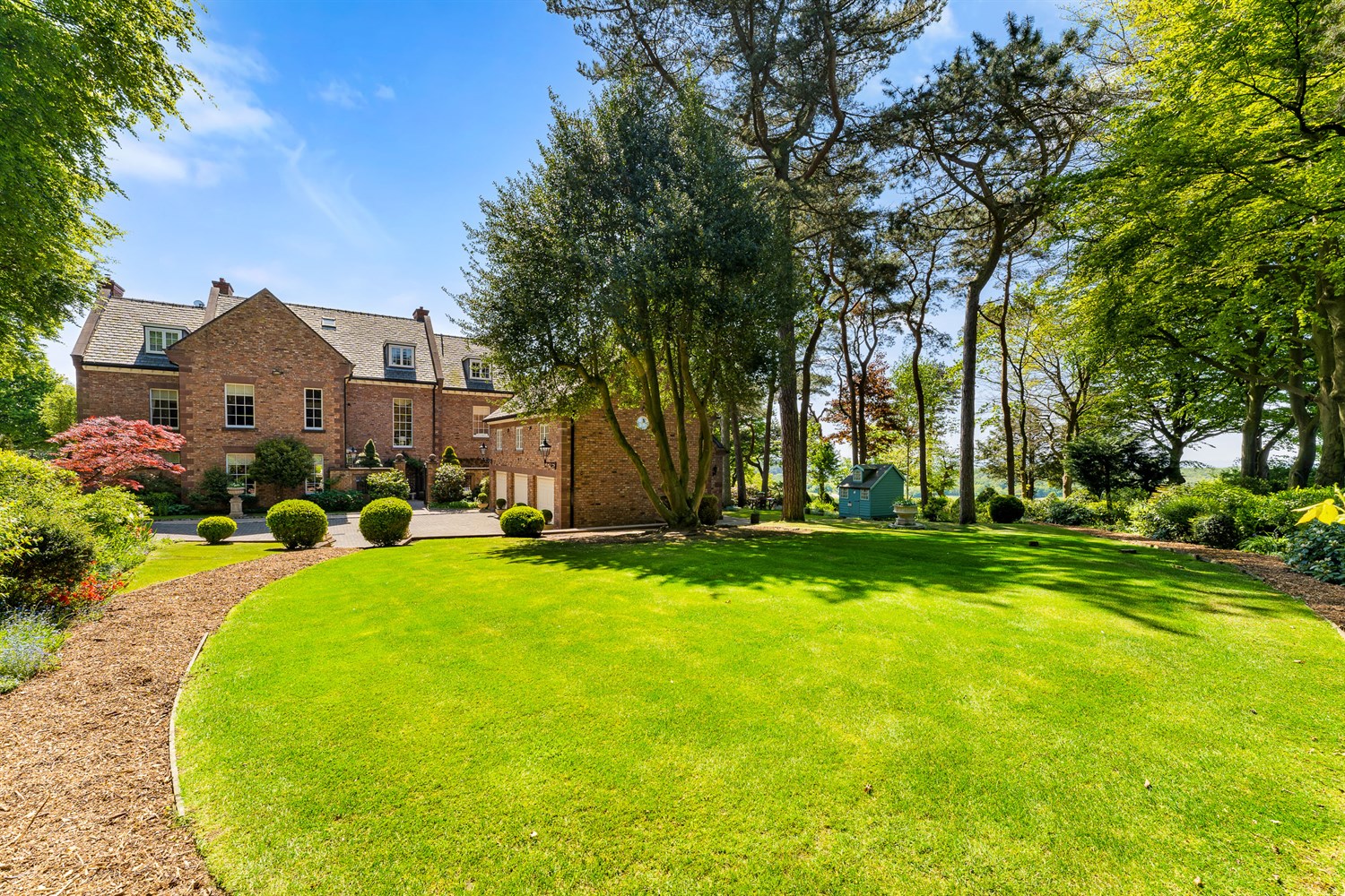 6 bedroom detached house for sale 0
