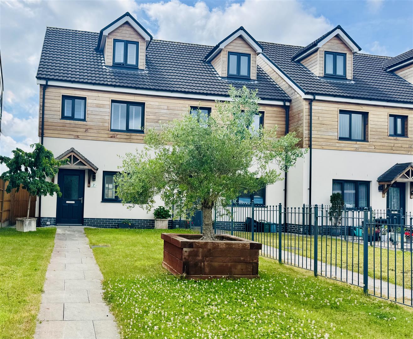 7, Manor Road, Ammanford photo 2
