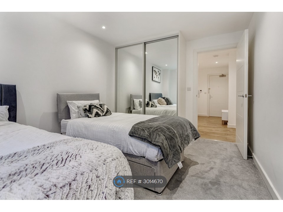 Flat, Radley House High Street, Slough photo 4