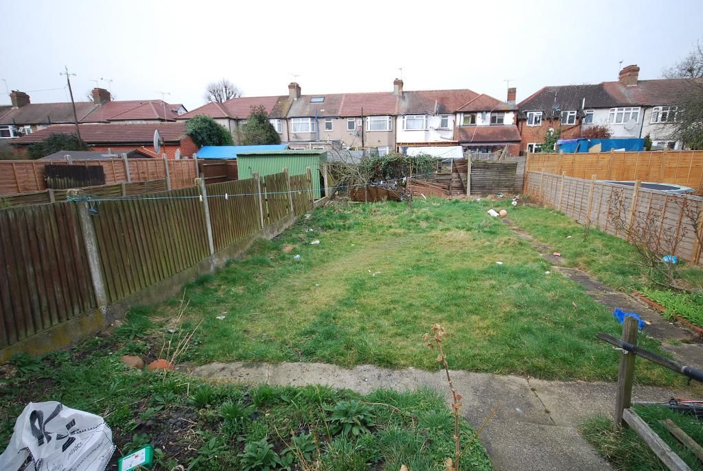 15 LAUNCESTON ROAD, PERIVALE photo 4