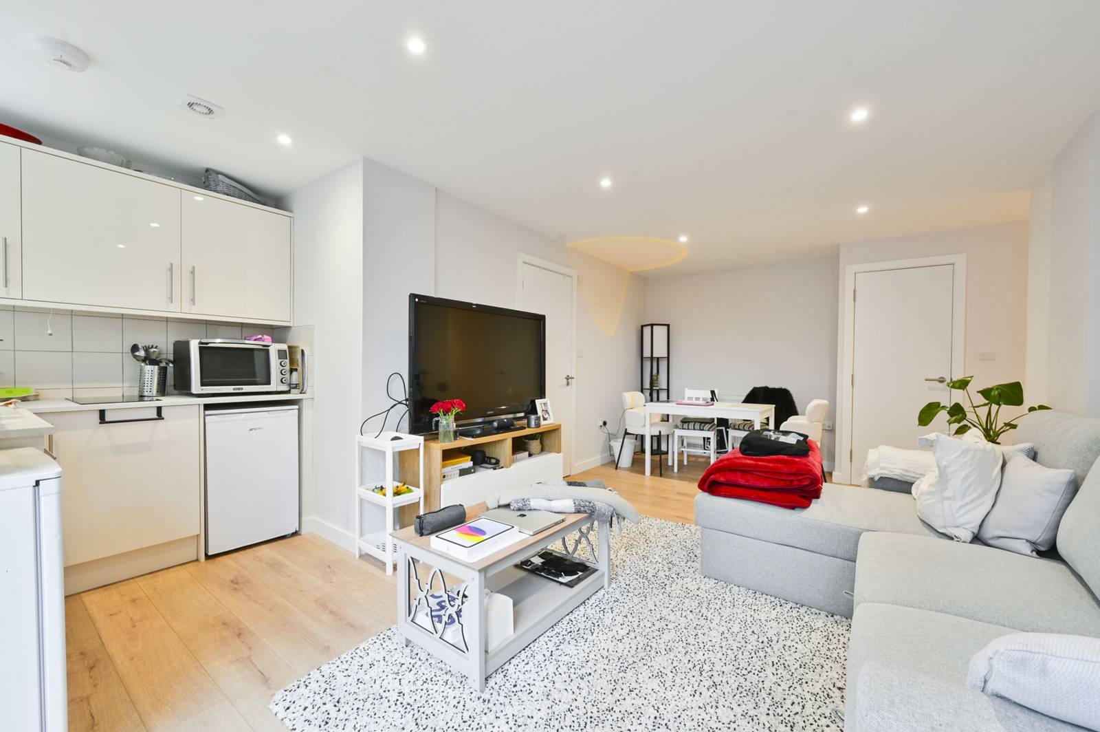 3 bedroom flat for sale 0
