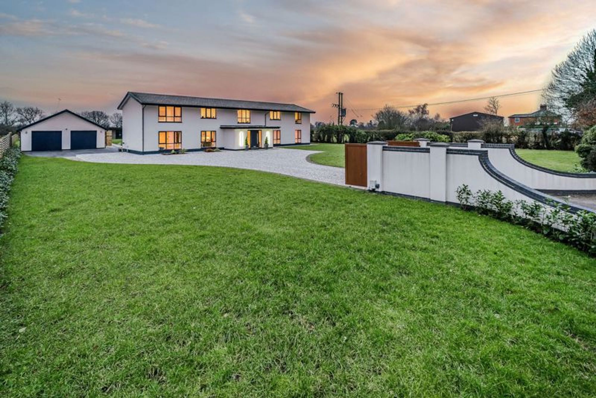 5 bedroom detached house for sale 0