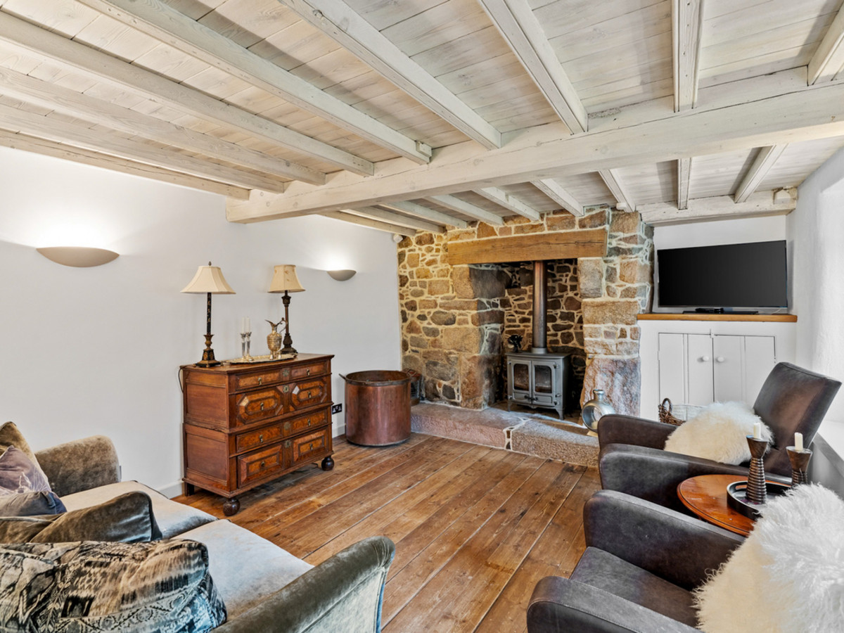 4 bedroom detached house for sale 0